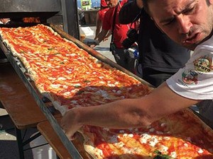 Chef Alessandro Marinacci Pecahkan Rekor Pizza Terpanjang di Dunia