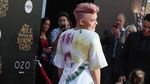 Gaya Pink dengan Dress Tie-Dye, Love It or Leave It?