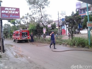 Kali ini Pemkab Bogor Sigap, Lumpur Sisa Banjir di Villa Nusa Indah Cepat Dibersihkan