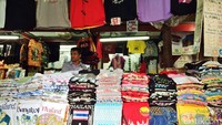 Pasar Wat Arun menjual pakaian, souvenir, dan pernak-pernik peribadatan.