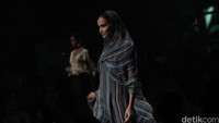 Model memperagakan busana koleksi terbaru A Love Summer Dream Spring Summer 2016 rancangan Denny Wirawan di Jakarta, Rabu (25/05/2016).
