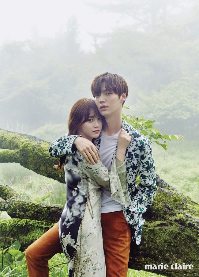 Goo Hye Sun dan Ahn Jae Hyun cinta lokasi setelah keduanya beradu akting dalam film Blood. Tak lama kemudian, mereka menikah dalam upacara dan resepsi sederhana. Aku tidak tahu apa yang dia pikirkan ketika menikahiku, tapi aku menikahinya karena aku sadar aku jadi polos seperti anak kecil ketika berada di dekatnya, kata Goo Hye Sun. Foto: Marie Claire Korea