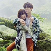 Goo Hye Sun dan Ahn Jae Hyun cinta lokasi setelah keduanya beradu akting dalam film Blood. Tak lama kemudian, mereka menikah dalam upacara dan resepsi sederhana. Aku tidak tahu apa yang dia pikirkan ketika menikahiku, tapi aku menikahinya karena aku sadar aku jadi polos seperti anak kecil ketika berada di dekatnya, kata Goo Hye Sun. Foto: Marie Claire Korea