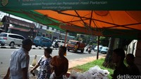 Warga berdatangan untuk membeli bawang merah hingga cabai yang dijual murah.