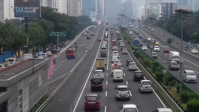 Jelang Siang Hari, Tol Dalam Kota Masih Macet Parah