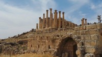 Foto: Di Jerash ada dua kuil yang menarik perhatian, kuil Zeus dan kuil Artemis. Kuil Zeus terlihat masih kokoh dengan pilar-pilarnya yang menjulang tinggi (Rachmadin/detikTravel)