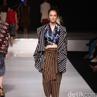 Lulu Lutfi Labibi Jalinan Lungsi Pakan Jakarta Fashion & Food Festival 2016 at Hotel harris. Kelapa Gading. Jakarta. [Foto: Mohammad Abduh/Wolipop]