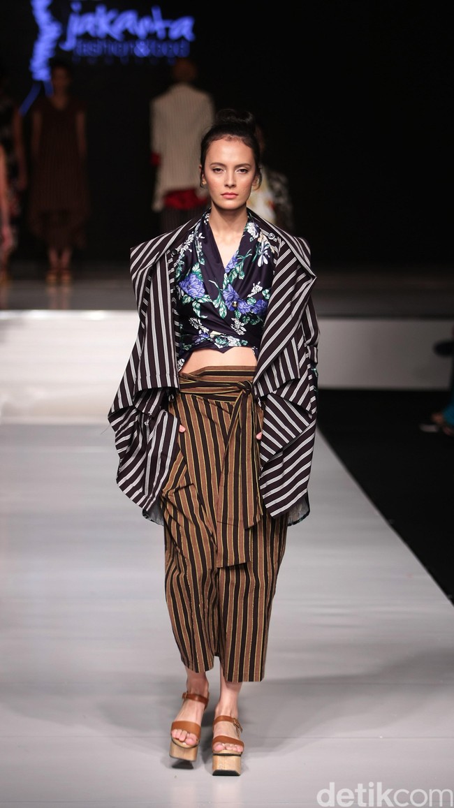 Lulu Lutfi Labibi Jalinan Lungsi Pakan Jakarta Fashion & Food Festival 2016 at Hotel harris. Kelapa Gading. Jakarta. [Foto: Mohammad Abduh/Wolipop]