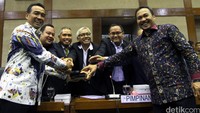 Pelantikan dipimpin oleh Wakil Ketua DPR Agus Hermanto di Ruang Komisi VI, Gedung DPR, Senayan, Jakarta Pusat, Rabu (25/5/2016).