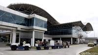 Selain meningkatkan daya tampung penumpang di ruang tunggu terminal baru dan menambah panjang landasan pacu sehingga bisa didarati pesawat jenis Boeing 737-800 NG.