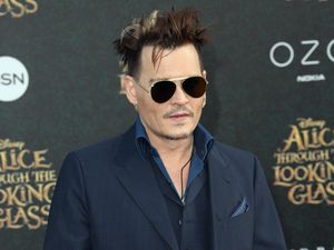Digugat Cerai, Johnny Depp Tetap Tersenyum di Premier Film Terbaru