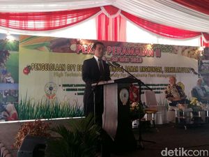 Mentan Amran Semangati Pasukan Pemberantas Hama di Karawang