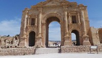 Foto: Di bagian depan Jerash penduduk membangun gapura khusus bagi sang kaisar Romawi. Nama gapura itu adalah Victory Arch (Rachmadin/detikTravel)