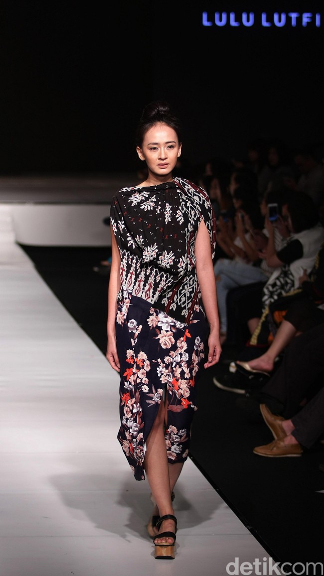 Lulu Lutfi Labibi Jalinan Lungsi Pakan Jakarta Fashion & Food Festival 2016 at Hotel harris. Kelapa Gading. Jakarta. [Foto: Mohammad Abduh/Wolipop]