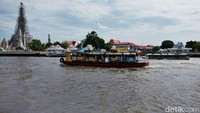 Selama perjalanan menuju pasar, para wisatawan bisa menikmati keindahan Wat Arun yang berada di tepi Sungai Chao Praya.