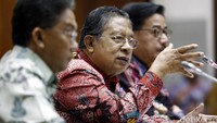 Darmin menyampaikan pendapatnya.