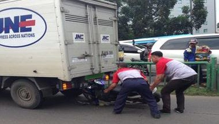 Diduga Mengantuk, Pemotor di Cideng Tabrak Mobil Pengantar Barang