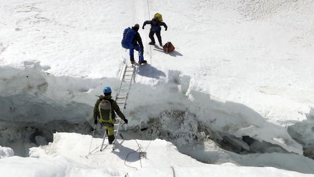 Pendaki melintasi celah di Gunung Everest, 2016.