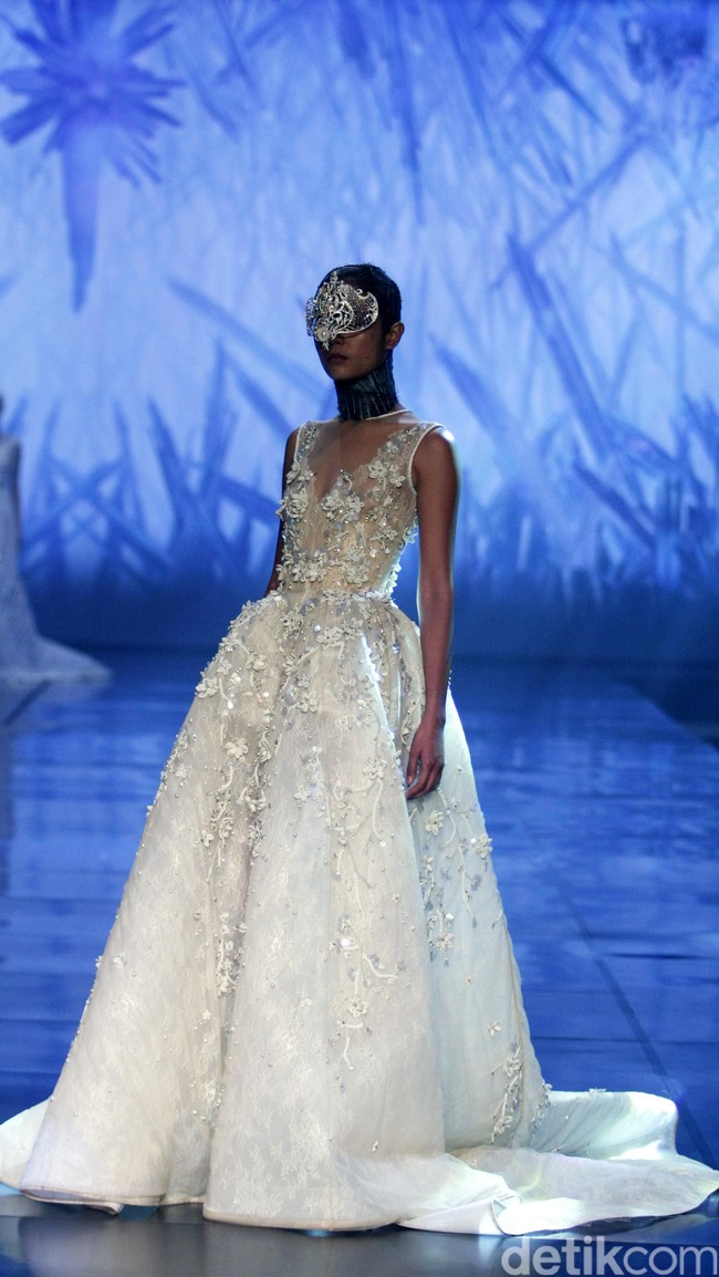 Tek Saverio mengangkat tema Absolutex di peragaan solo pertamanya yang bertempat di Hotel Raffles. Jakarta. [Foto: Mohammad/Wolipop]