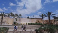 Tak lupa, Anda juga bisa mendatangi Sungai Yordania yang berbatasan langsung dengan Israel. Saat disambangi detikTravel, ada beberapa jemaat yang berdoa dan dibaptis di sungai tersebut. Baik di sisi Israel maupun Yordania (Madin/detikTravel)