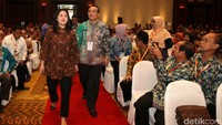 Puan disambut oleh Kepala Badan Kepegawaian Negara (BKN) Bima Haria Wibisana saat tiba di lokasi Rakornas Kepegawaian.