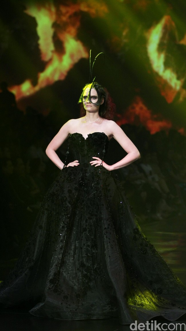 Tek Saverio mengangkat tema Absolutex di peragaan solo pertamanya yang bertempat di Hotel Raffles. Jakarta. [Foto: Mohammad/Wolipop]