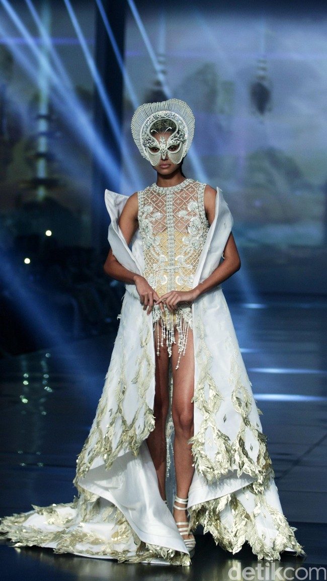 Tek Saverio mengangkat tema Absolutex di peragaan solo pertamanya yang bertempat di Hotel Raffles. Jakarta. [Foto: Mohammad/Wolipop]