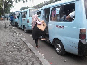 Anak Kelas 1 SD Pergi-Pulang Sekolah Naik Angkutan Umum Sendiri, Ya atau Tidak?