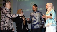 Wakil Ketua Umum DPP Kadin Raja Sapta Oktohari  (kedua kanan) bersama pengusaha muda Fitri Zulha, Farah Ingrid (kanan) dan Urgyen Rinchen Sim (kiri) menjadi pembicara dalam acara diskusi interaktif di kampus Universitas Trisakti Jakarta.