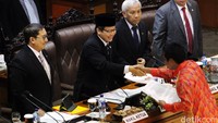 Elnino Husein yang merupakan perwakilan dari Fraksi Gerindra menyerahkan pandangan fraksinya mengenai RAPBN 2016 kepada Wakil Ketua DPR Taufik Kurniawan.