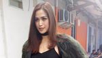 Jessica Iskandar Tampil dengan Jaket Bulu