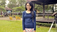 Gadis berusia 16 tahun itu selalu tersenyum kala berpose di depan kamera. Pool/Noel/detikFoto.