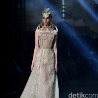 Tek Saverio mengangkat tema Absolutex di peragaan solo pertamanya yang bertempat di Hotel Raffles. Jakarta. [Foto: Mohammad/Wolipop]