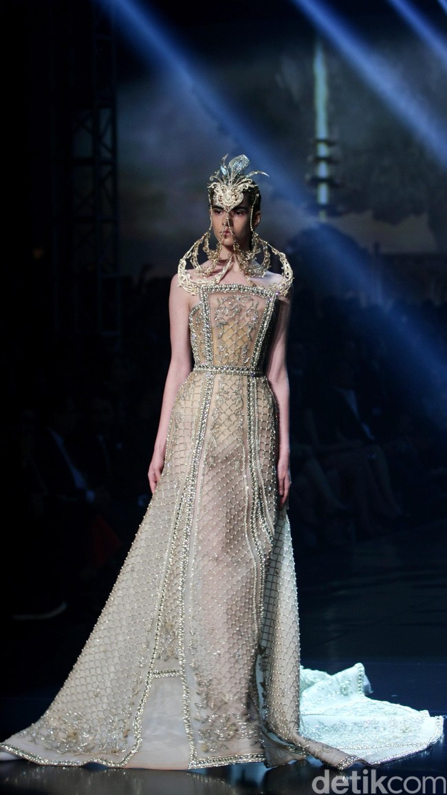 Tek Saverio mengangkat tema Absolutex di peragaan solo pertamanya yang bertempat di Hotel Raffles. Jakarta. [Foto: Mohammad/Wolipop]