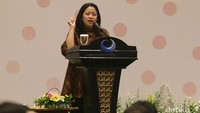 Puan Maharani memberikan sambutan di hadapan peserta Rapat Koordinasi Nasionak Kepegawaian.