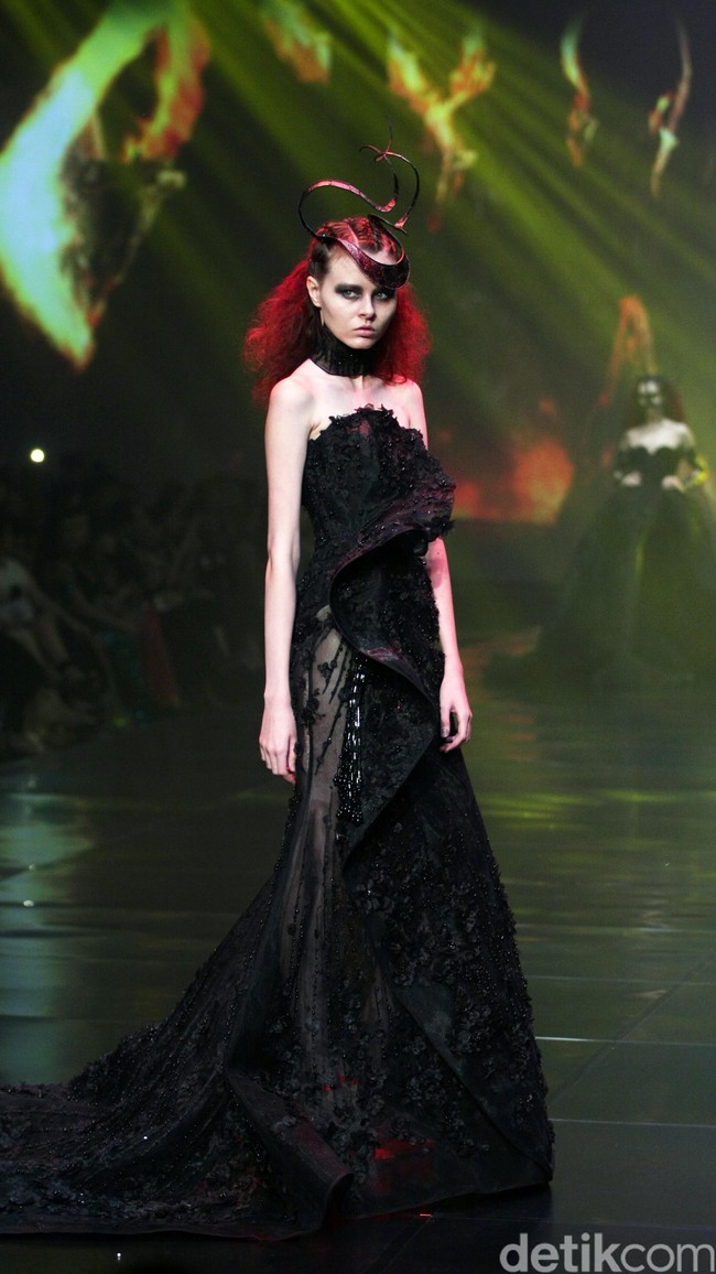 Tek Saverio mengangkat tema Absolutex di peragaan solo pertamanya yang bertempat di Hotel Raffles. Jakarta. [Foto: Mohammad/Wolipop]