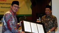 Menteri Agama Lukman Hakim Saifuddin memberikan surat izin resmi kementerian agama kepada Ketua Lazis NU usai pembukaan rapat kerja nasional Lazis NU di Kantor PBNU, Jakarta, Kamis (26/5/2016).