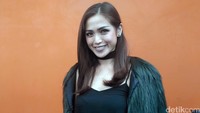 Jessica Iskandar mengenakan jaket bulu usai mengisi acara di Gedung Trans TV. Desi Puspasari/detikHOT.