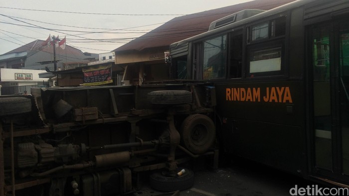 1 Orang Terluka Akibat Kecelakaan Bus TNI Tabrak Mobil Boks di Condet