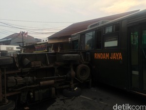 1 Orang Terluka Akibat Kecelakaan Bus TNI Tabrak Mobil Boks di Condet