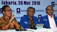 Sekretaris Fraksi PAN Yandri Susanto yang sekaligus menjadi Ketua Organizing Committe (OC) Rakernas PAN bersama Ketua Steering Committe (SC) Rakernas PAN Didik J. Rachbini dan Sekjen DPP PAN  Edie Soeparno hadir dalam konperensi pers penyelenggaraan Rakernas dan Silatnas PAN di Kantor DPP PAN, Senopati, Jakarta Selatan, Kamis (26/5).