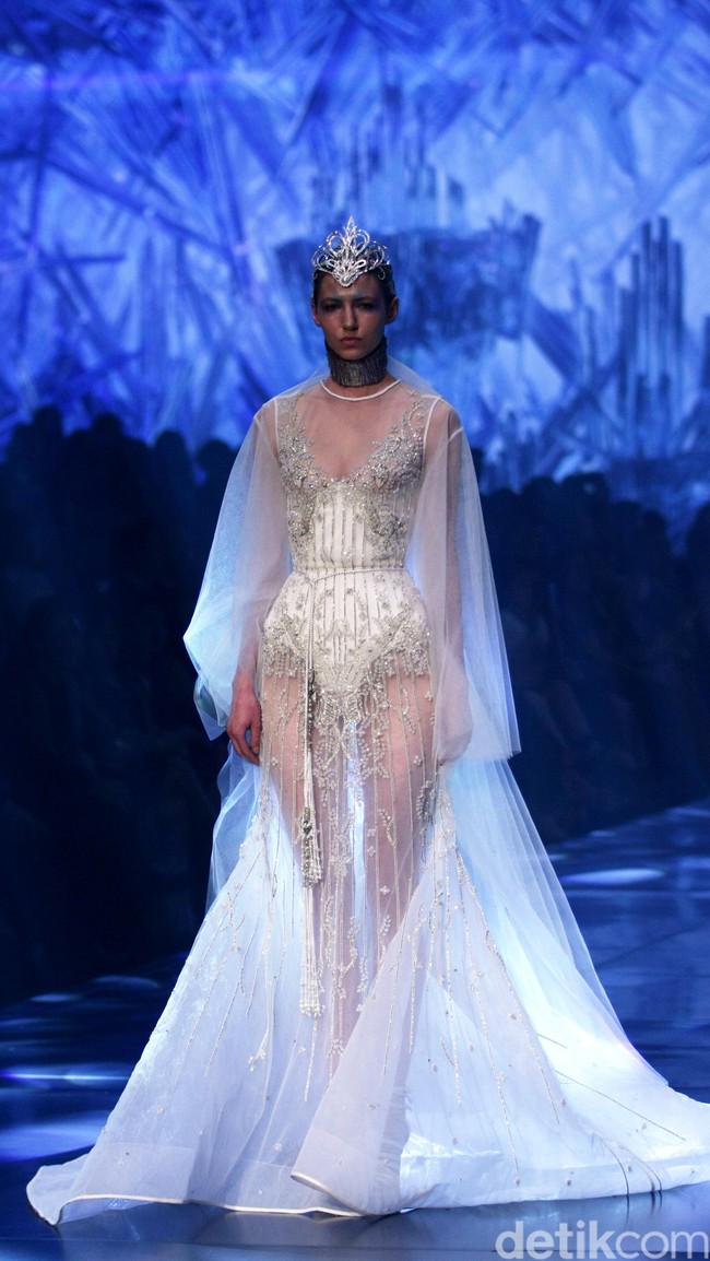 Tek Saverio mengangkat tema Absolutex di peragaan solo pertamanya yang bertempat di Hotel Raffles. Jakarta. [Foto: Mohammad/Wolipop]