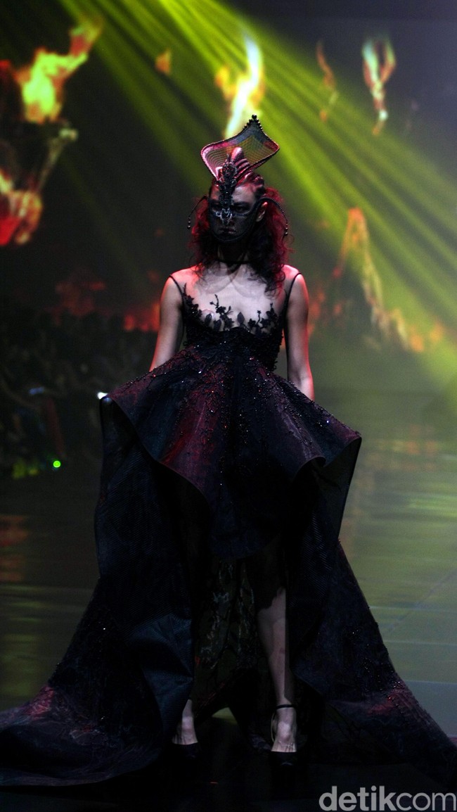 Tek Saverio mengangkat tema Absolutex di peragaan solo pertamanya yang bertempat di Hotel Raffles. Jakarta. [Foto: Mohammad/Wolipop]