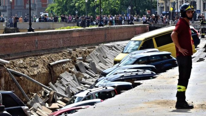 Jalan 200 Meter Ambles di Florence, Beberapa Mobil Tertelan