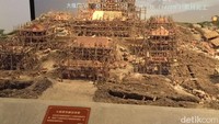  Diorama tentang pembangunan Pagoda Porselen dan Kuil Baoen di masa Dinasti Ming (Rizal/detikTravel)