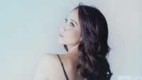 Ia berpose memamerkan punggung sexy nya tersebut.