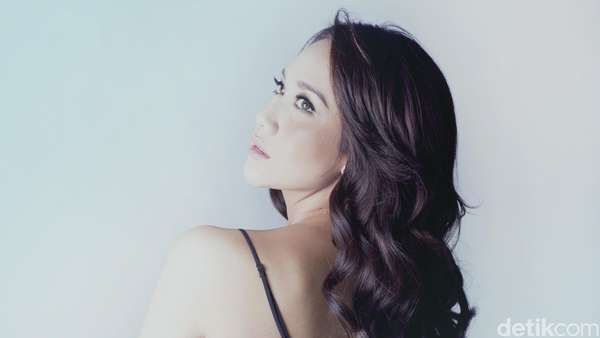 Yuk Intip Pose Anggun Bunga Citra Lestari untuk Celeb of The Month Yuk Intip Pose Anggun Bunga Citra Lestari untuk Celeb of The Month