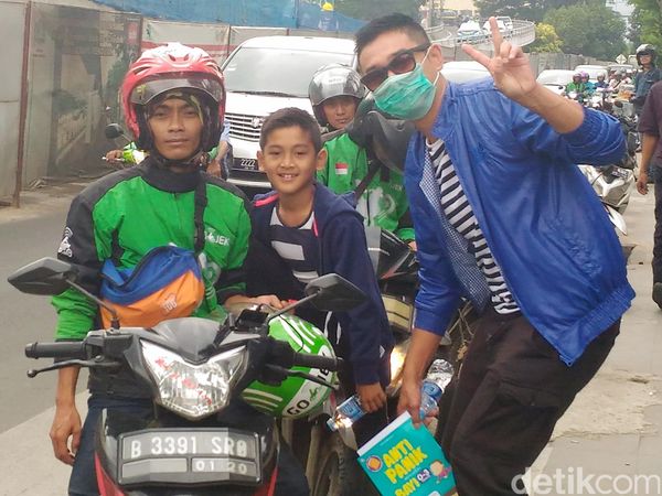 Ajak Anak Naik Ojek, Kok Irgy Fahrezy Tak Pakaikan Helm?