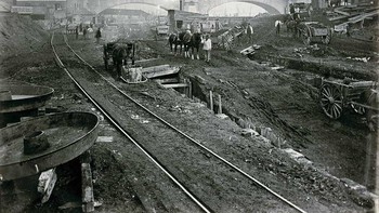 Sistem MRT London atau disebut juga London Underground atau Tube adalah kereta bawah tanah pertama di dunia. Ini adalah foto antara tahun 1866-1870 saat konstruksi di Waterloo Bridge. Foto: Museum of London