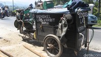 Menanti pelanggan di pinggir jalan. Foto: M Luthfi Andika